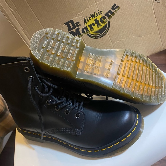 ⭐️ Dr. Martens | 1460 Smooth Leather Lace-up Boots | Black | US 9 - Picture 4 of 15